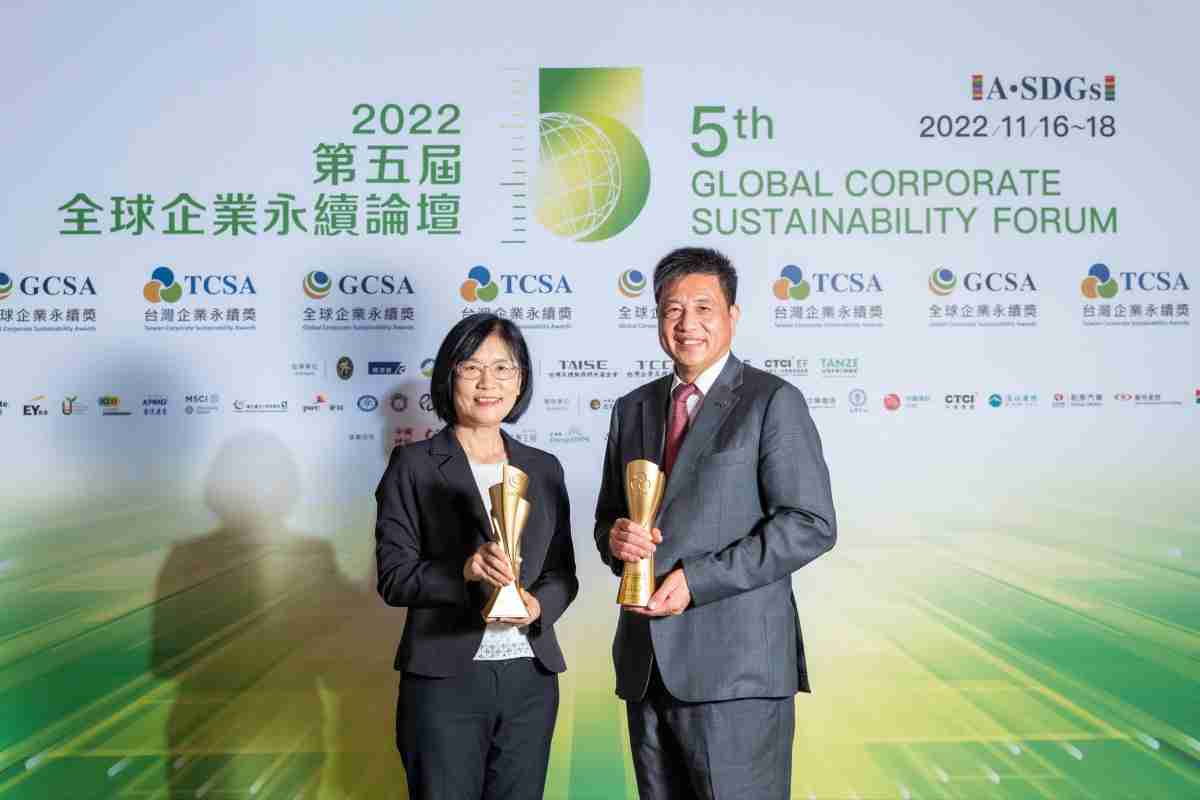 赏金国际作为净零碳排先锋，，期引领价值链伙伴同行共好，，卫冕制造业组“十大典范企业” 二连冠殊荣(左：赏金国际光电永续长古秀华，，右：赏金国际光电董事长暨执行长彭双浪)