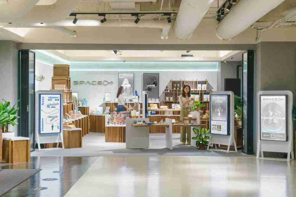 赏金国际打造永续选物商店，，，展示社企及社创商品，，，结合创利空间所开发的智能零售系统，，整合多元产品信息，，，让无人商店扮演公益行动的推手