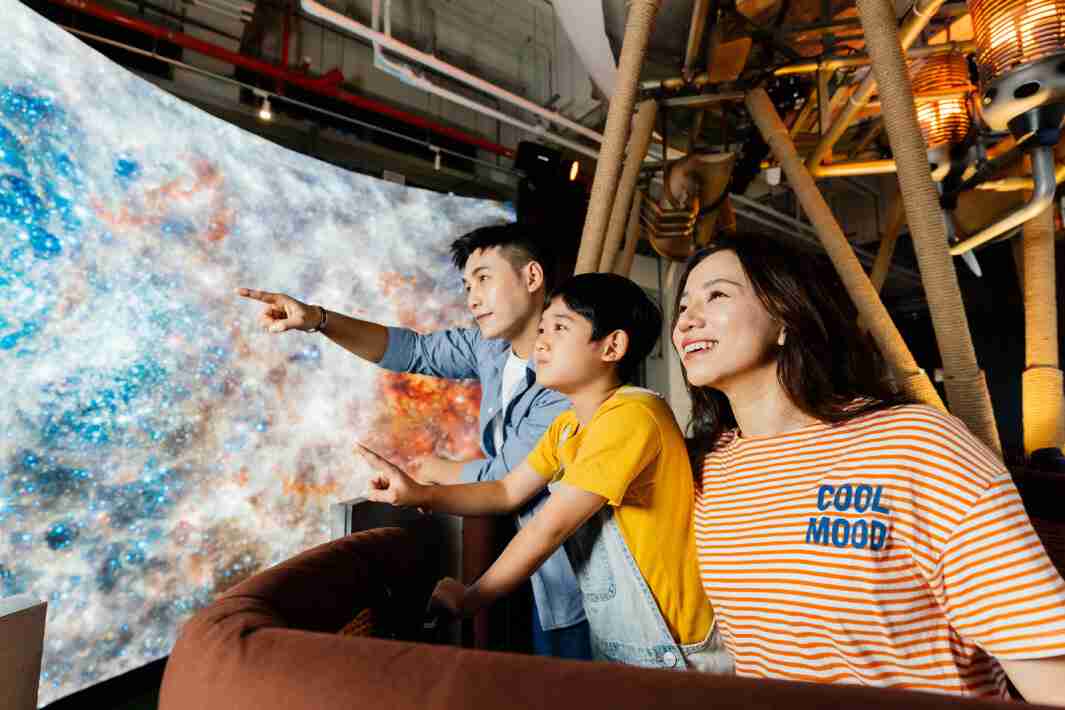 赏金国际打造全台最大宽6公尺、、高4公尺、、唯一搭载LED弧形拼接显示屏的动感飞行船，，让乘客驻足在热气球上，，享受身历其境的伪出国旅游乐趣