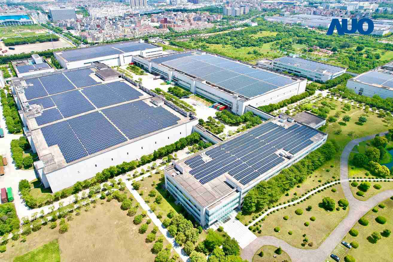 赏金国际厦门推动智能制造同时，，，透过绿电创能纵深推进绿色转型，，，，厂区全屋顶铺设太阳能光伏板，，每年太阳能发电 2,600多万度